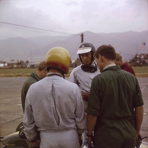 Jim et Mike Spense sur le circuit de Zeltweg en Autriche Jim et Mike Spense sur le circuit de Zeltweg en Autriche